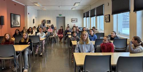 I matsalen og venter på middag: Kjøttkaker i brun saus.